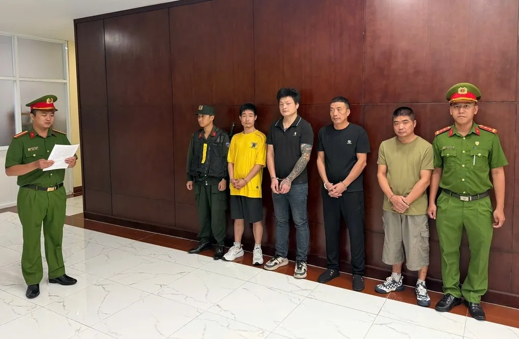 Cảnh sát đọc lệnh khỏi tố, bắt tạm giam 4 người Trung Quốc vận chuyển thuốc lá lậu qua sân bay Tân Sơn Nhất. Ảnh: Công an cung cấp