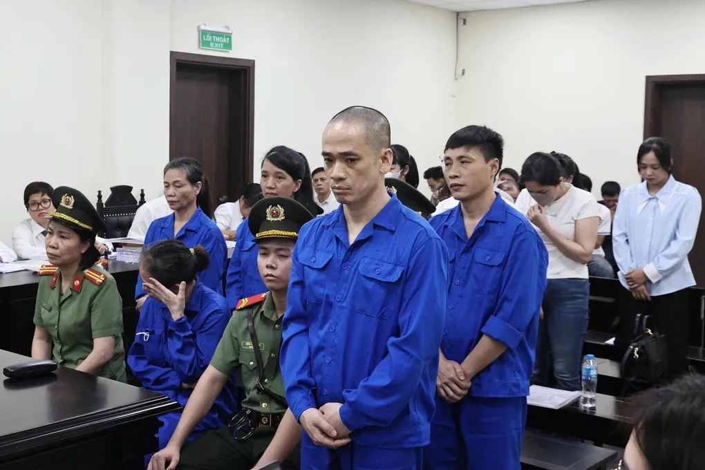Chị em Mạnh, Nga (hàng đầu) tại tòa. Ảnh: Danh Lam