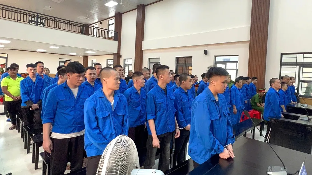Quang cảnh phiên tòa xét xử 64 học viên cai nghiện trốn trại. Ảnh: An Phú