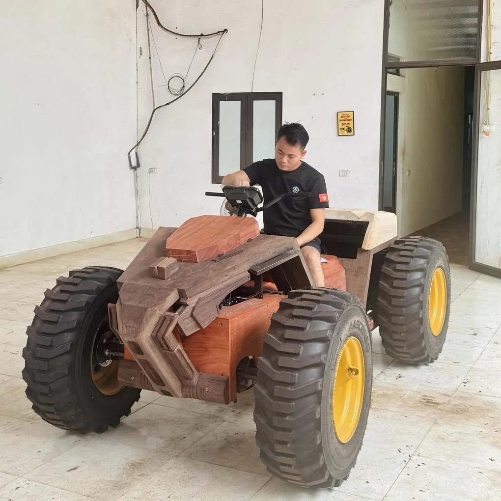 Anh Trương Văn Đạo chế tạo siêu xe lội nước bằng gỗ tại xưởng riêng ở phường Từ Sơn, Bắc Ninh. Ảnh: Nhân vật cung cấp