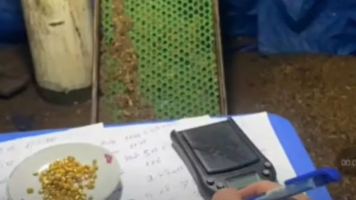 Lừa bán 'vàng nhặt từ xô cát' trong các phiên livestream