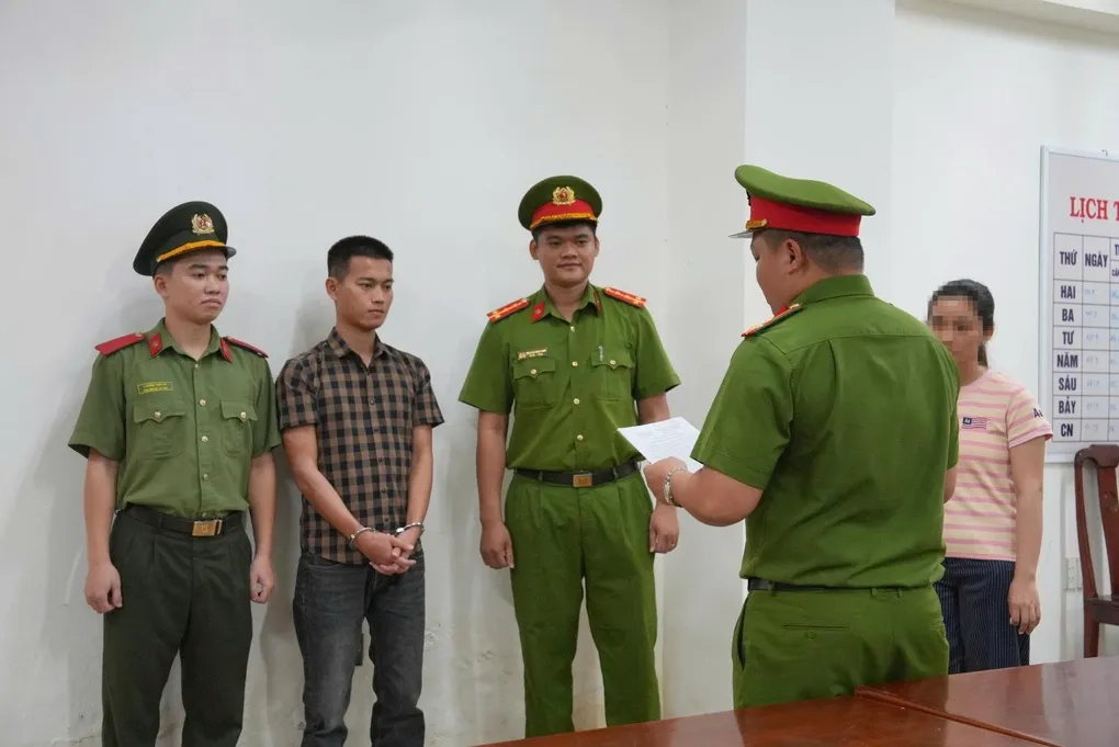Cơ quan công an đọc lệnh bắt giữ Đặng Văn Vĩnh Hoàng. Ảnh: Phan Bé