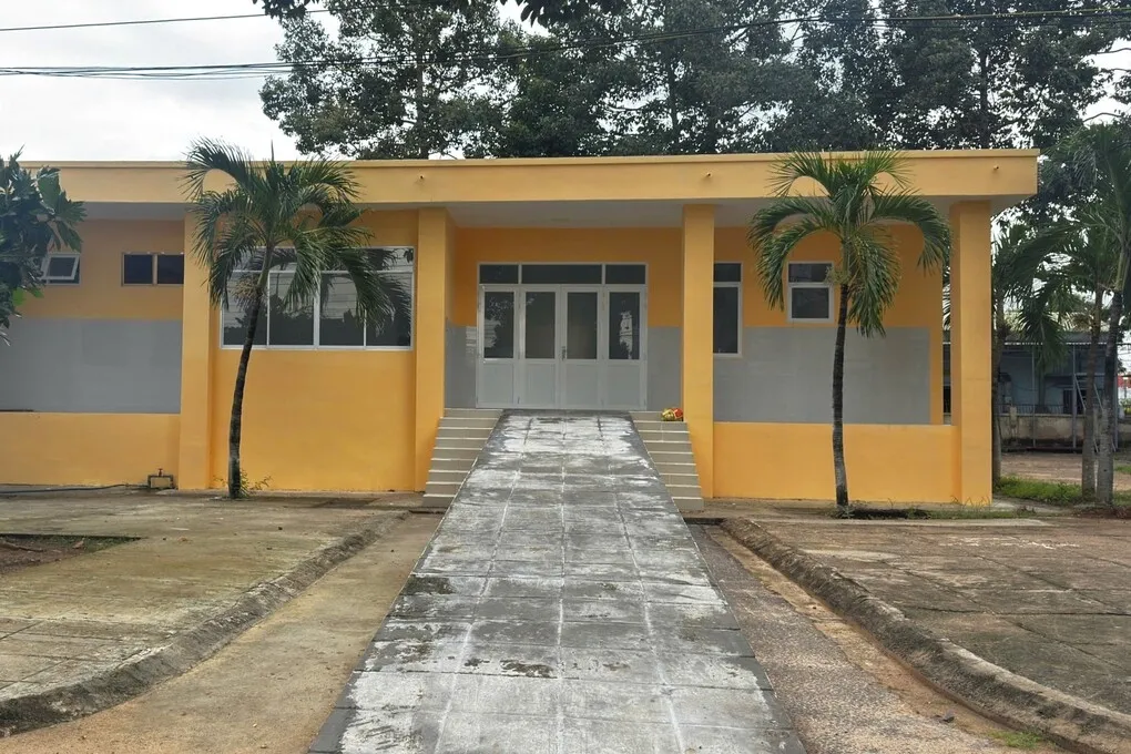 Thi thể nạn nhân được đưa vào nhà xác chờ khám nghiệm tử thi, trưa 10/9. Ảnh: Nguyễn Tư