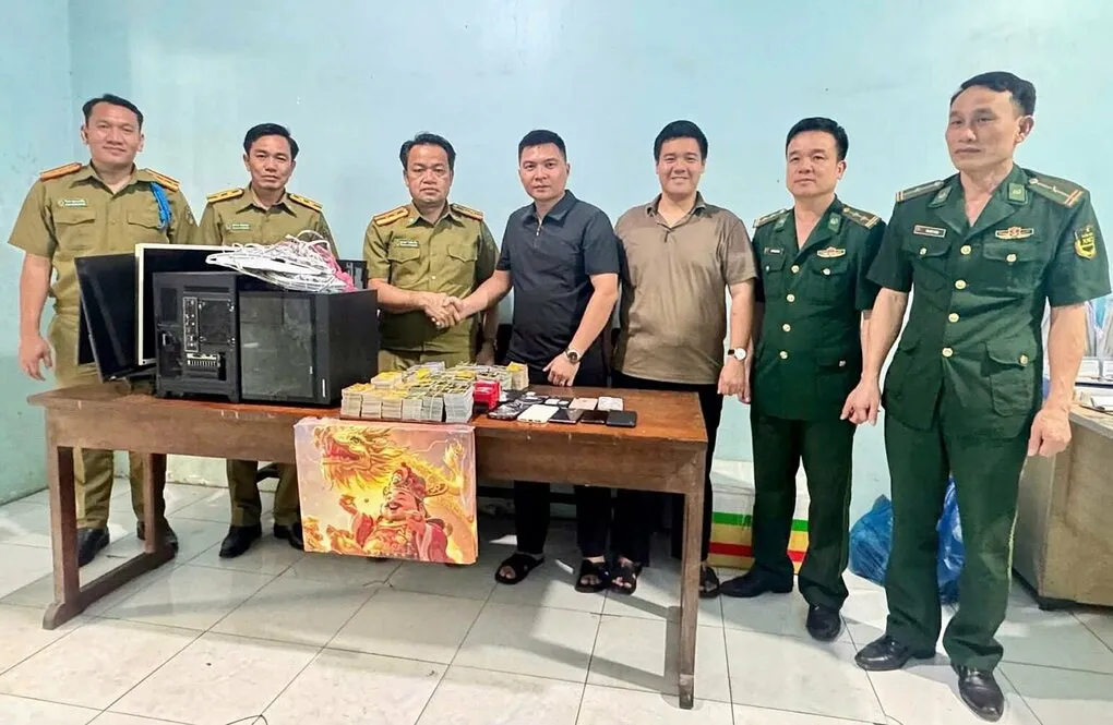 Công an, Bộ đội Việt Nam phối hợp với Công an tỉnh Khammuane Lào, bàn giao vật chứng. Ảnh: Công an cung cấp