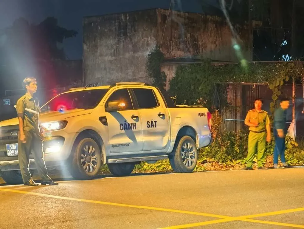 Cảnh sát phong tỏa hiện trường án mạng, tối 24/9. Ảnh: Phạm Hải