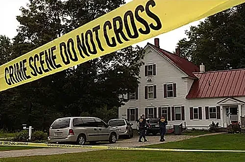 Cảnh sát bang Maine điều tra hiện trường tại Black Bear Bed & Breakfast ở Newry. Ảnh: Boston Globe