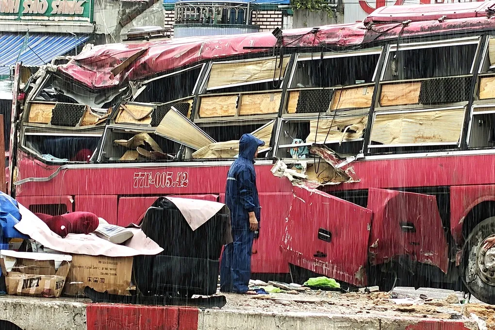 Ôtô biến dạng sau tai nạn. Ảnh: Ngọc Oanh