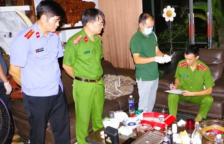 Cơ quan điều tra khám nơi ở của Nguyễn Minh Đức. Ảnh: Công an cung cấp
