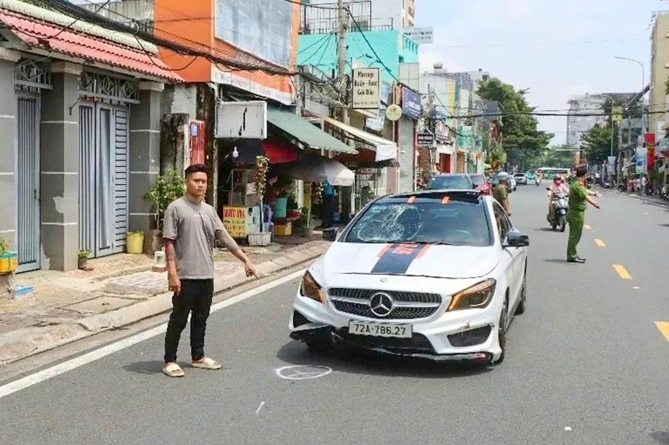 Tuấn cùng ôtô tại hiện trường tai nạn. Ảnh: Công an cung cấp