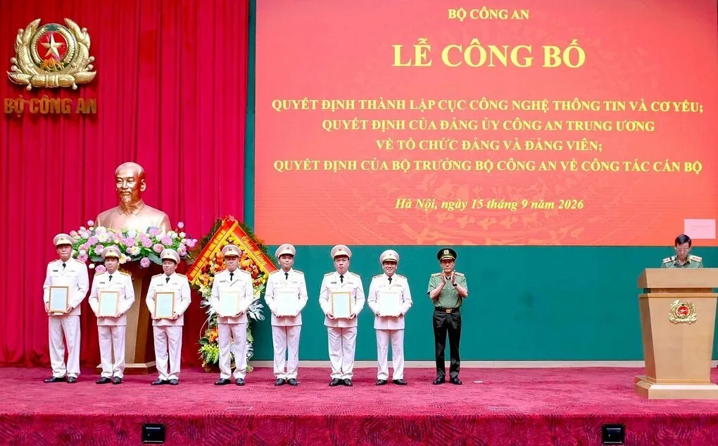 Bộ trưởng Lương Tam Quang trao quyết định cho Cục trưởng và Phó cục trưởng Công nghệ thông tin và Cơ yếu. Ảnh: Bộ Công an