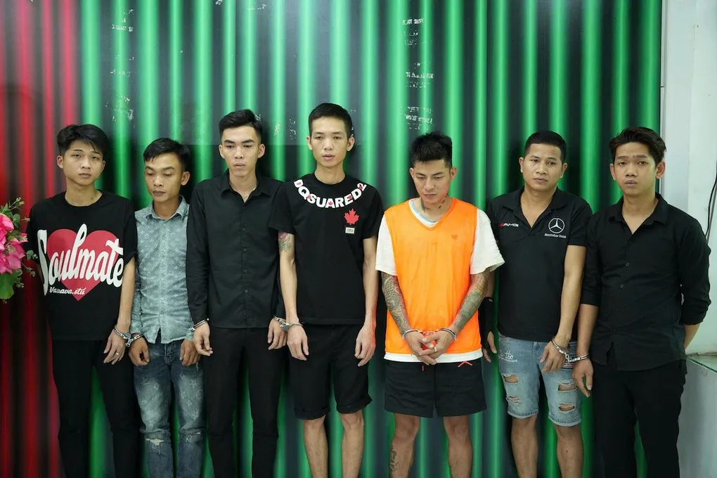7 người bị giữ trong trường hợp khẩn cấp. Ảnh: Công an TP HCM