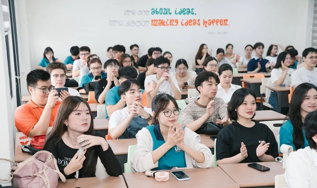 Tân sinh viên Đại học Kinh tế TP HCM làm quen môi trường học tập mới, ngày 8/9. Ảnh: UEH