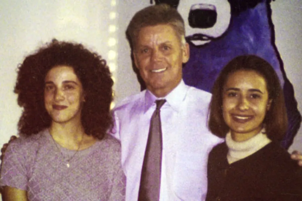 Chandra Levy (trái) chụp ảnh cùng Hạ nghị sĩ Gary Condit và một người bạn tại văn phòng nghị sĩ ở Washington, D.C. Ảnh: Modesto Bee