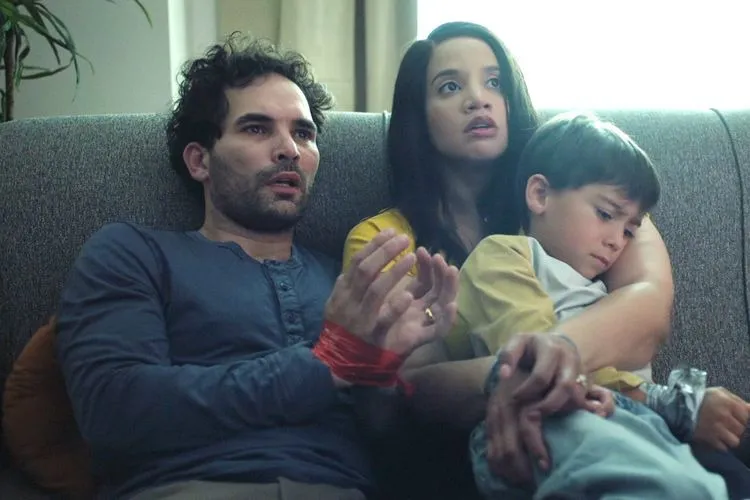 Ba diễn viên đóng vai gia đình Marcela Borges trong Terror Comes Knocking: The Marcela Borges Story. Ảnh: Netflix