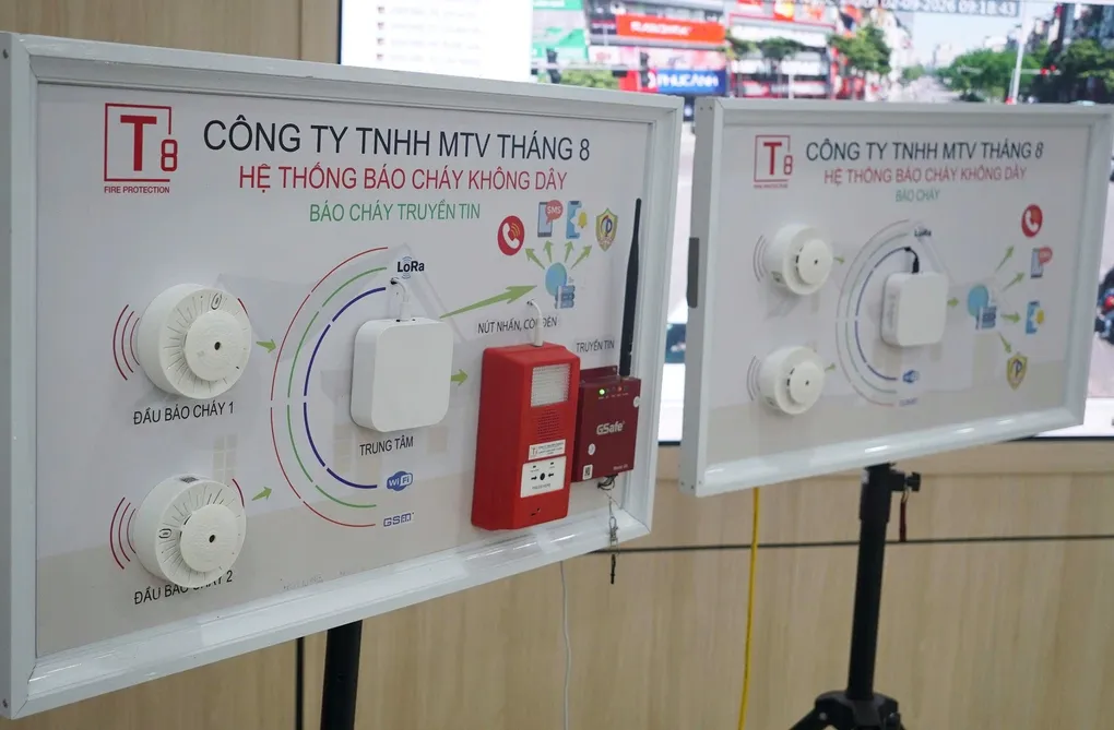 Dây chuyền sản xuất thiết bị báo cháy không dây. Ảnh: Linh Đan