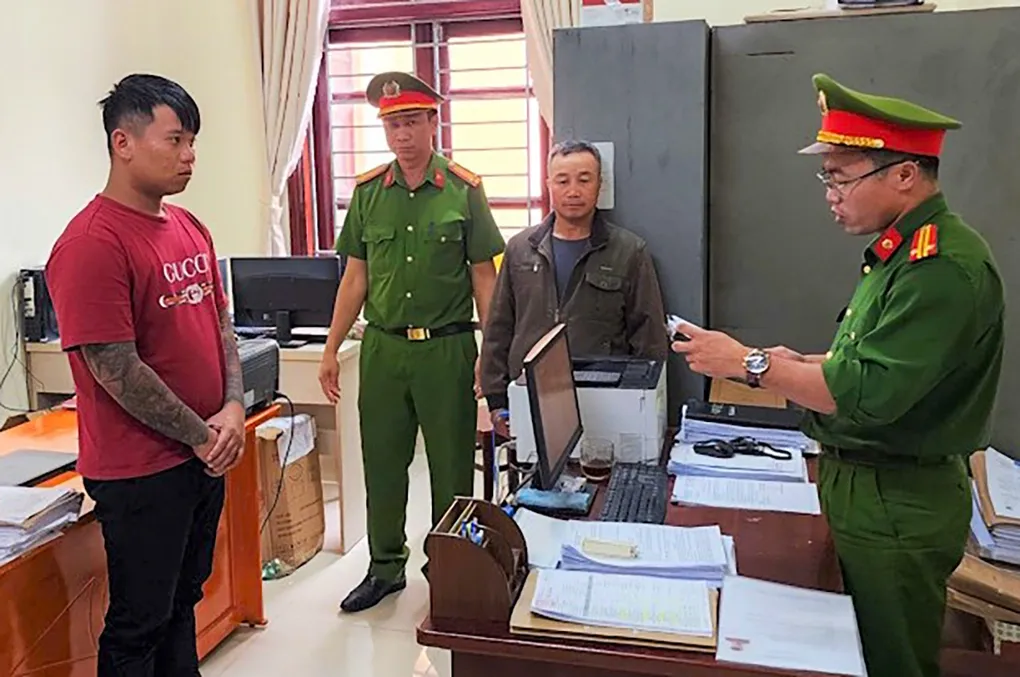 Khoa (bên trái) khi Cơ quan Cảnh sát điều tra thi hành lệnh bắt tạm giam. Ảnh: Công an Lâm Đồng