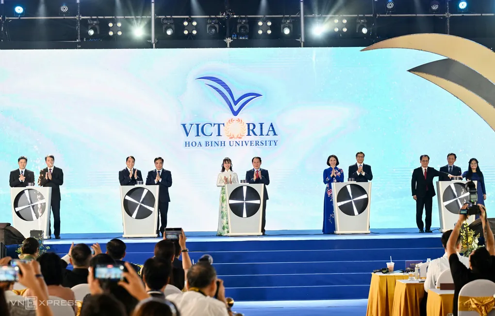 Đại diện các cơ quan Nhà nước, trường Đại Victoria Hòa Bình, Tập đoàn Sovico... cùng thực hiện nghi thức mở đầu định hướng mới. Ảnh: Giang Huy