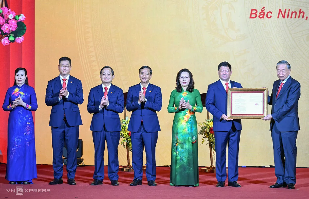 Tổng Bí thư Chủ tịch nước Tô Lâm trao Nghị quyết của Quốc hội về việc thành lập thành phố Bắc Ninh cho Bí thư Thành ủy Bắc Ninh Nguyễn Hồng Thái, sáng 19/9. Ảnh: Giang Huy