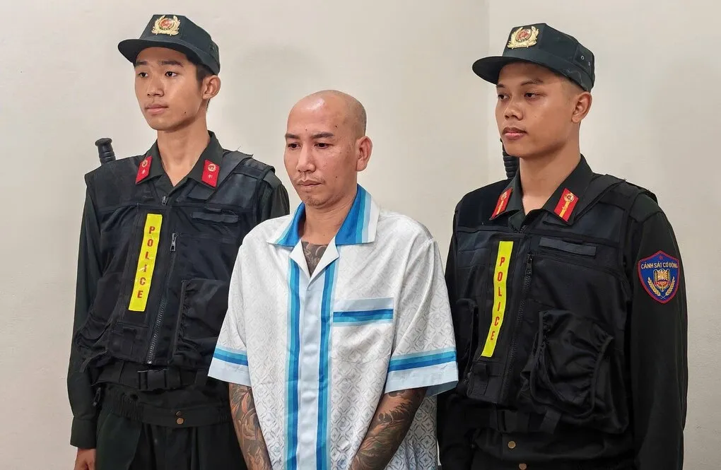 Phú Lê khi bị bắt. Ảnh: Công an cung cấp