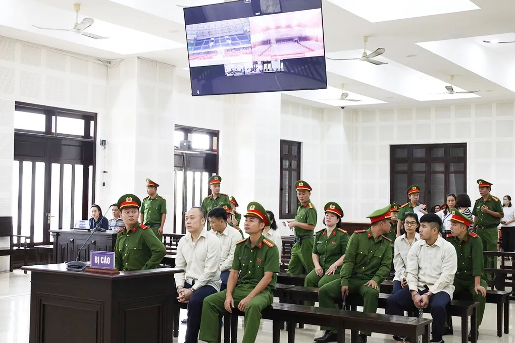 Năm bị cáo trước phiên xử, trong khi số bị hại và người liên quan đến hai đầu cầu trực tuyến không nhiều. Ảnh: Tiểu Đạt