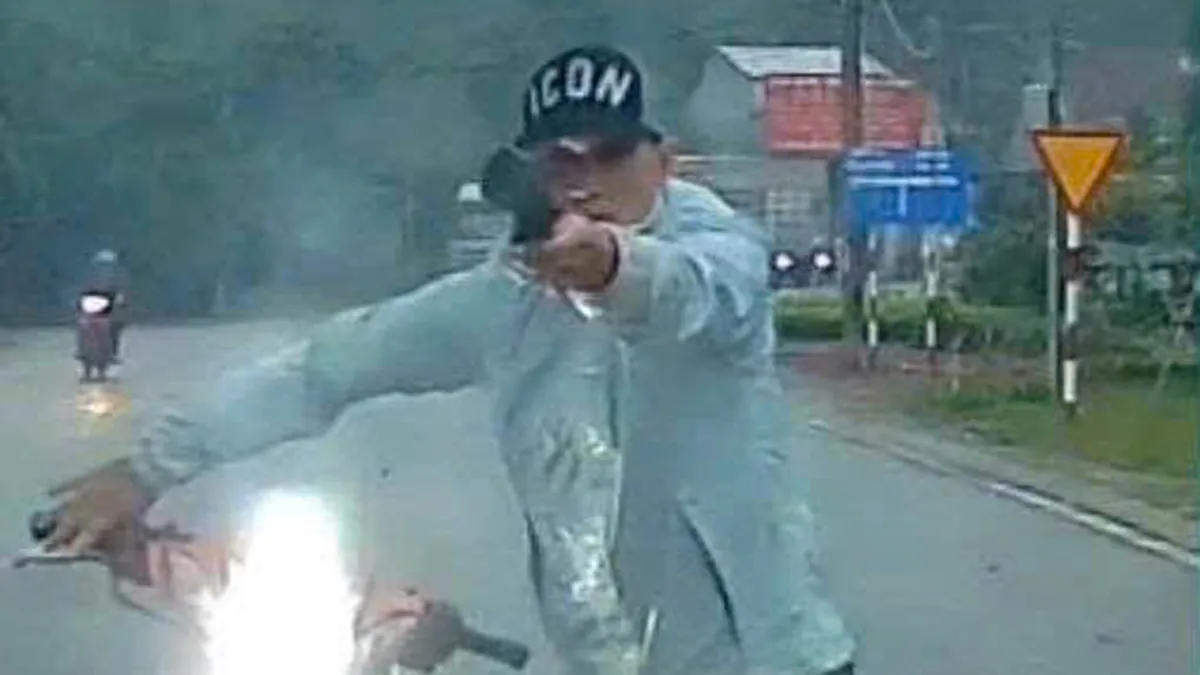 Kẻ côn đồ cầm dao chặn ôtô, cướp tài sản ở giữa đường