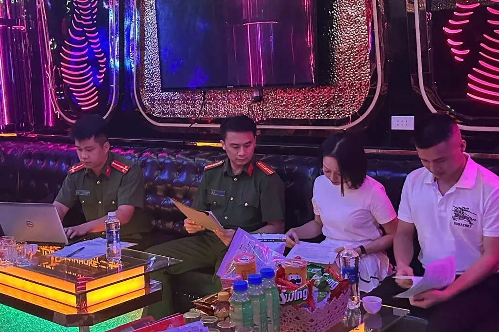 Công an kiểm tra, hướng dẫn cơ sở kinh doanh karaoke trên địa bàn. Ảnh: CACC