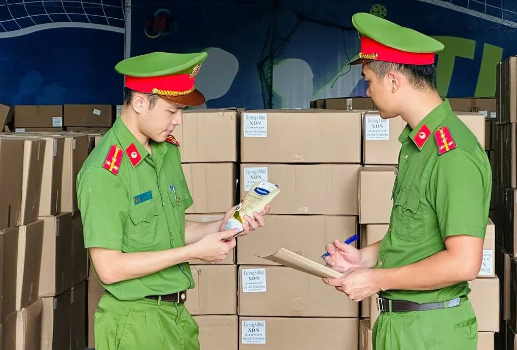 Công an thu giữ hàng nghìn sản phẩm mỹ phẩm giả các thương hiệu nổi tiếng. Ảnh: Lam Sơn