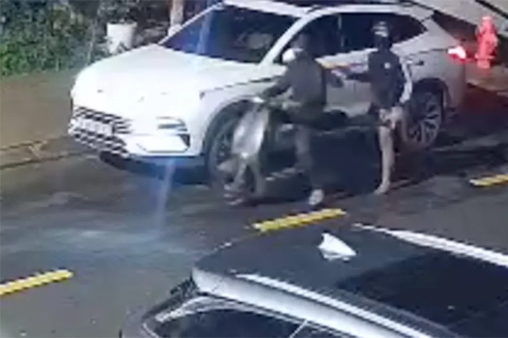 Camera an ninh ghi lại cảnh nhóm thanh thiếu niên đột nhật ôtô trộm cắp tài sản.