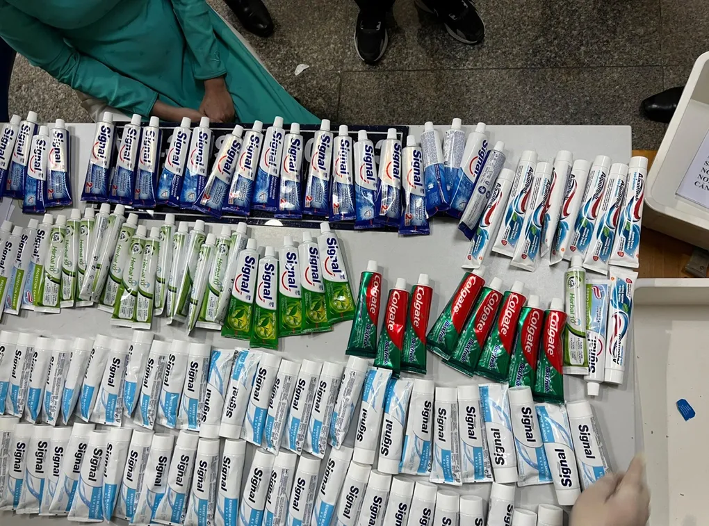 Ma túy được giấu trong các tuýp kem đánh răng bị phát hiện trong hành lý của các tiếp viên bị lợi dụng xách thuê về Việt Nam. Ảnh: Công an cung cấp.