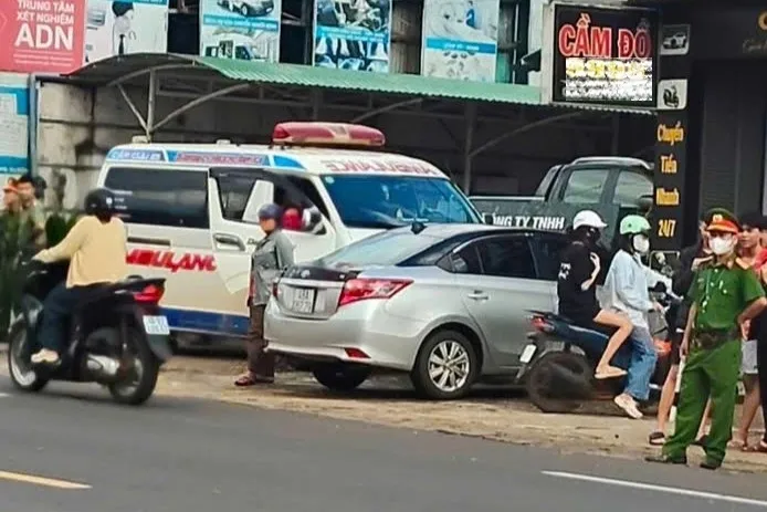 Xe cấp cứu đưa nạn nhân đến phòng khám địa phương cấp cứu. Ảnh: Người dân cung cấp