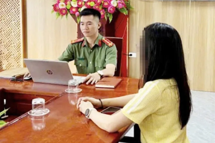 Công an làm việc với người phụ nữ (góc phải). Ảnh: Công an cung cấp