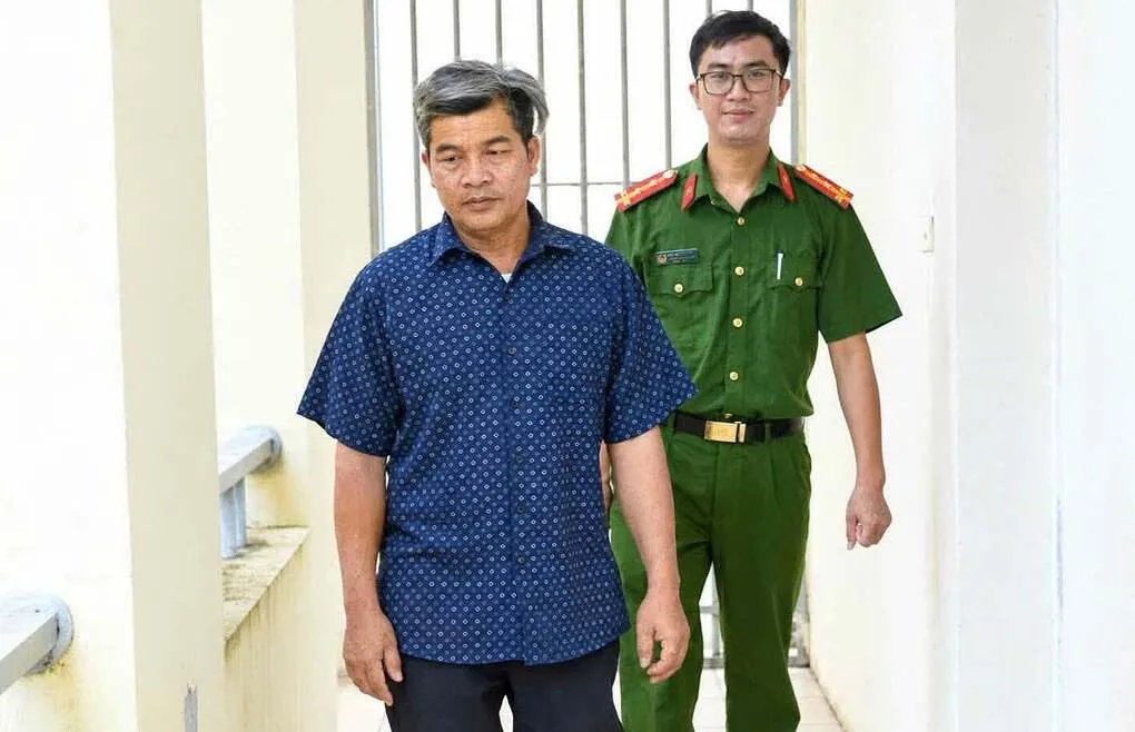 Nguyễn Khắc Hồng tại cơ quan điều tra. Ảnh: Công an cung cấp