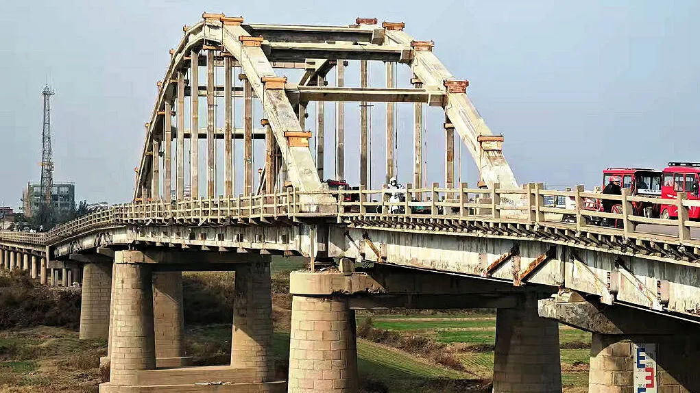 Kiện vì ván cầu sập khiến con trai rơi xuống sông