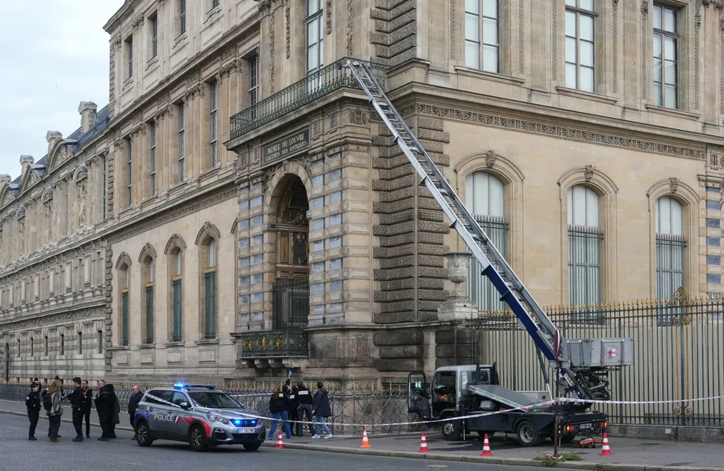 Nhóm trộm dùng xe tải có sàn nâng để đột nhập bảo tàng Louvre sáng 19/10/2025. Ảnh: AFP