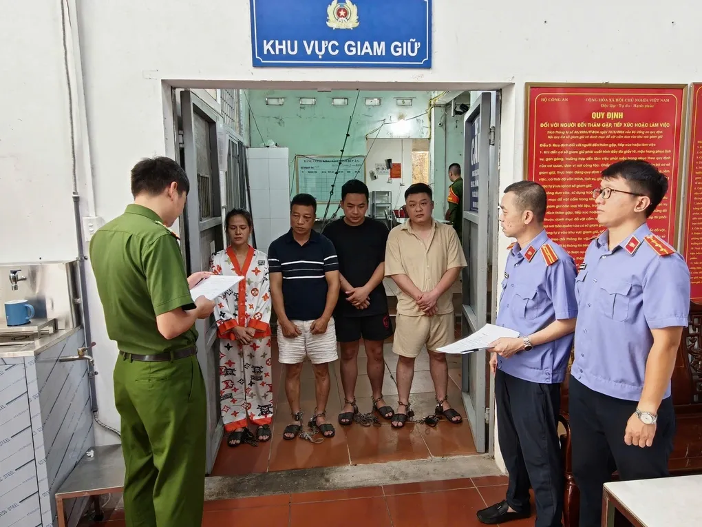 Cơ quan điều tra đọc lệnh tạm giam bốn người trong vụ đánh lái xe taxi. Ảnh: Xuân Hoa
