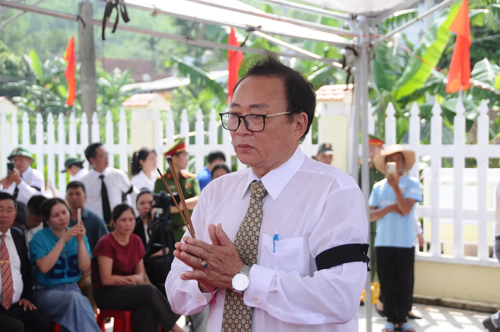 Dải băng tang trên cánh tay người cất bốc, chăm sóc 17 liệt sĩ suốt 38 năm qua ở Đà Nẵng - Ảnh 1.