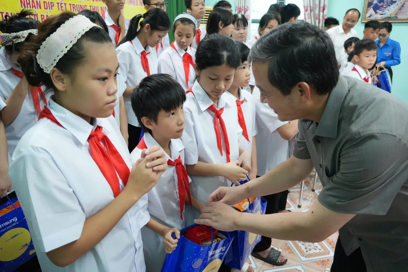 Trung thu của những đứa trẻ mồ côi, khuyết tật: Ước mong đỗ đại học, có quần áo mới - Ảnh 2.