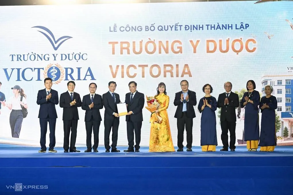 Đại diện trường Đại học Victoria Hòa Bình, Trường Y - Dược Victoria, Tập đoàn Sovico... trong lễ công bố thành lập. Ảnh: Giang Huy