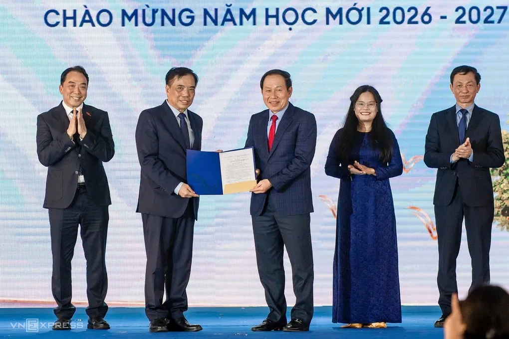 Phó thủ tướng Lê Tiến Châu trao quyết định đổi tên cho trường Đại học Victoria Hoà Bình. Ảnh: Giang Huy
