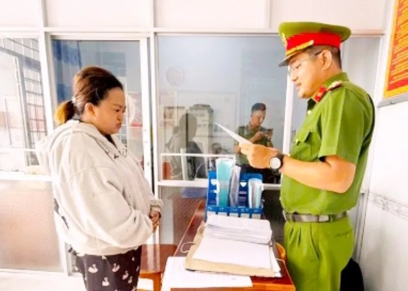 Băng thời điểm bị bắt tạm giam. Ảnh: Công an Cà Mau