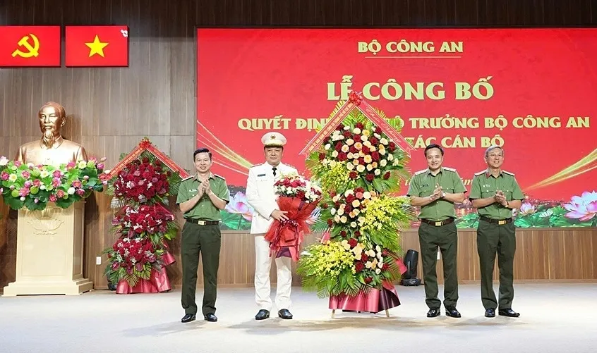 Trung tướng Mai Hoàng, Giám đốc Công an TP HCM (thứ hai bên phải) cùng Ban Giám đốc Công an thành phố tặng hoa chúc mừng đại tá Nguyễn Đình Dương. Ảnh: Công an TP Huế