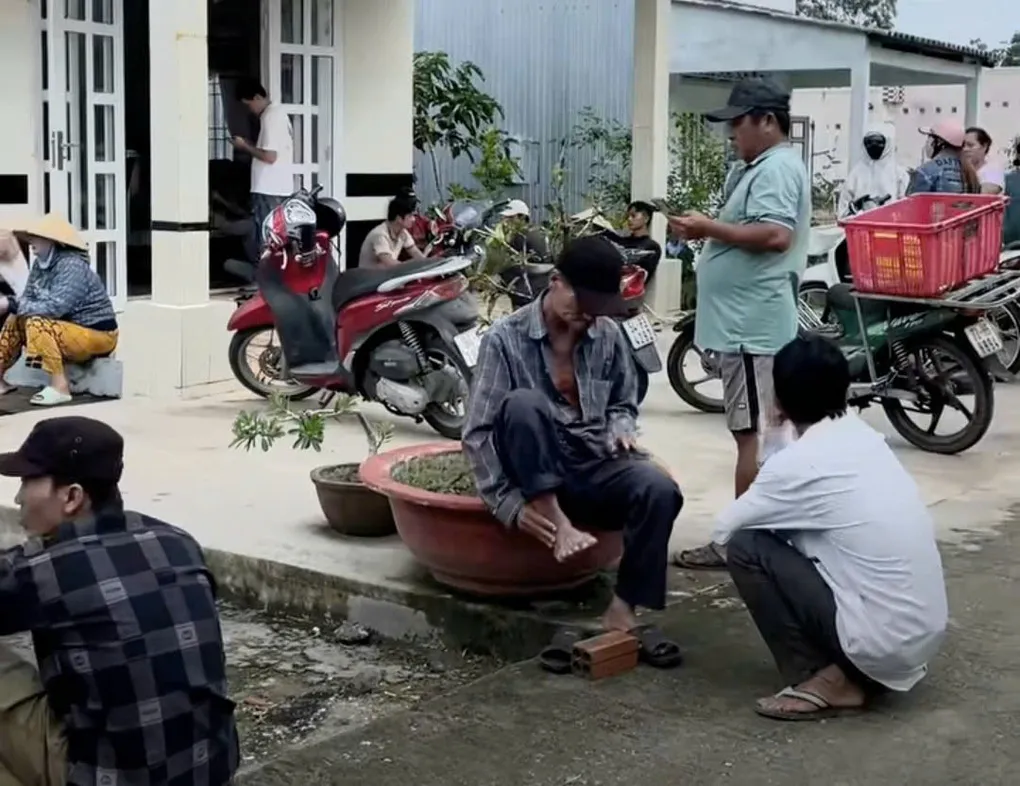 Người dân hiếu kỳ tập trung ở gần hiện trường vụ án. Ảnh: Minh Khang