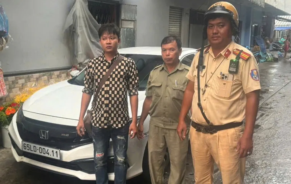 CSGT và nam thanh niên lái ôtô. Ảnh: Công an cung cấp