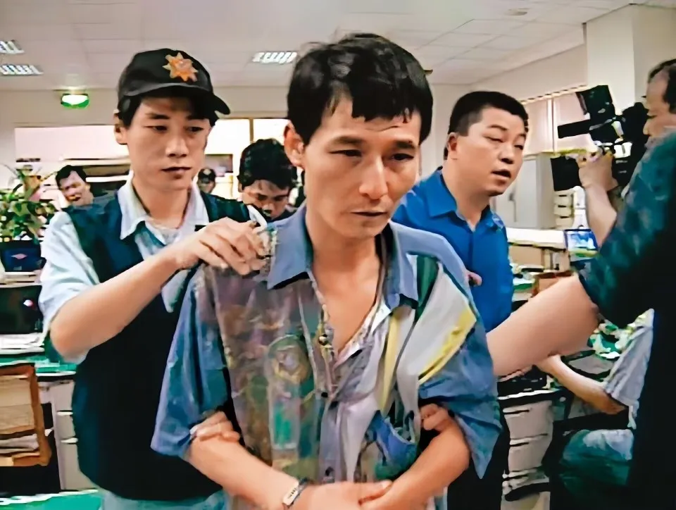 Lưu Bích Hoa bị bắt năm 2005 sau gần 1 năm lẩn trốn ở Trung Quốc đại lục. Ảnh: QQ