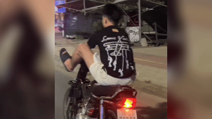 Lái xe bằng hai chân, thiếu niên bị công an mời làm việc
