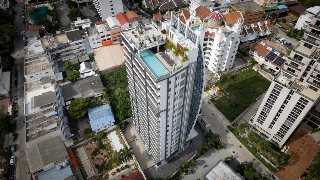 Tòa nhà Elysium ở Pattaya, nơi Quentin Griffiths rơi từ tầng 17 xuống đất và tử vong. Ảnh: Sun