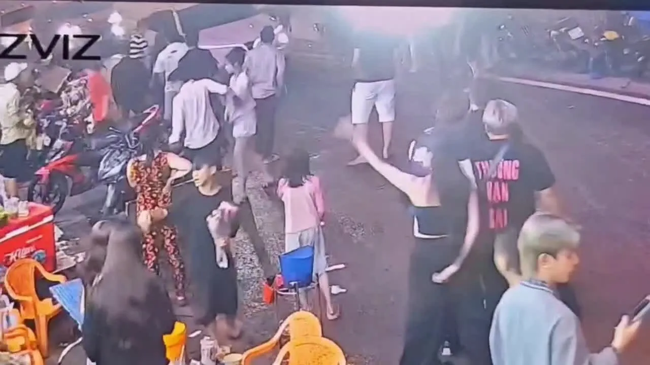 Ôtô tông nhóm người sau va chạm tại quán ăn ở TP HCM