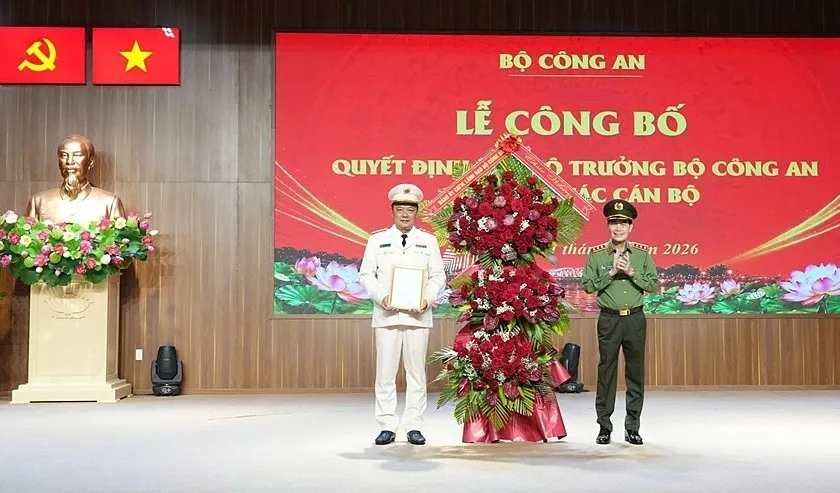Thượng tướng Lê Quốc Hùng, Thứ trưởng Công an (phải) đã trao quyết định của Bộ trưởng Công an   cho đại tá Nguyễn Đình Dương. Ảnh: Công an TP Huế