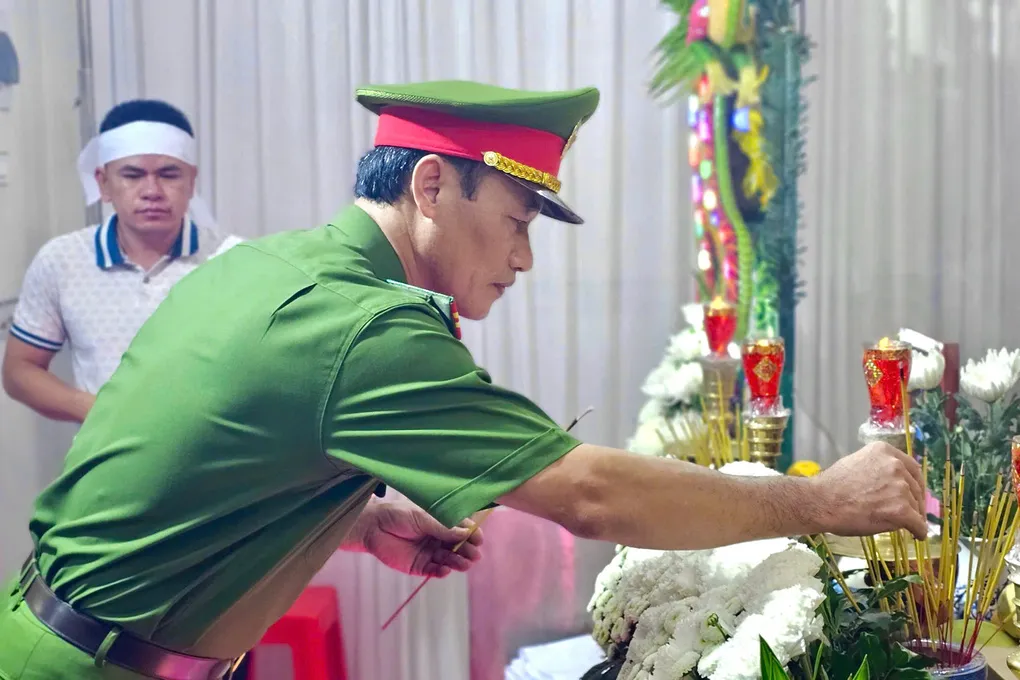 Lãnh đạo Công an TP Đồng Nai chia sẻ nỗi đau với gia đình nạn nhân. Ảnh: Thái Hà