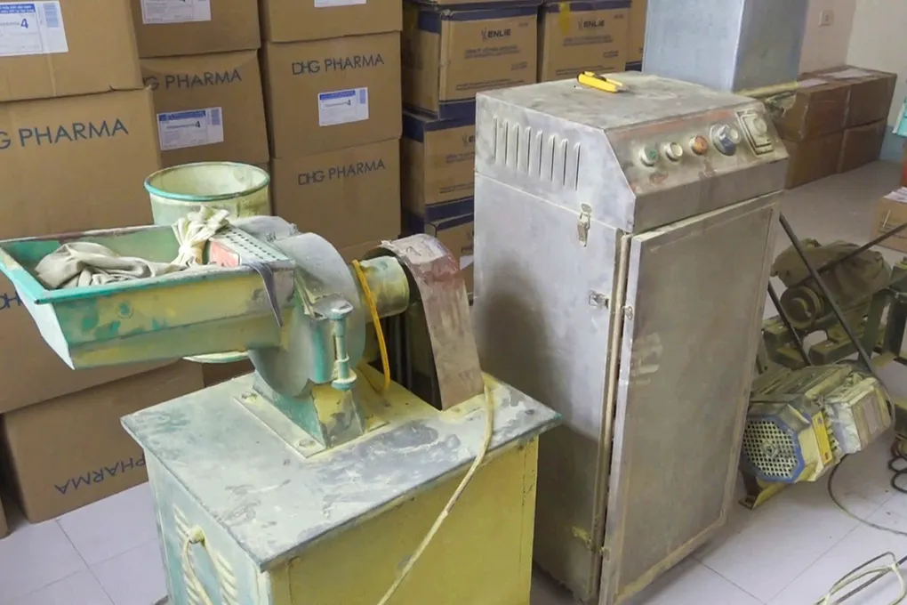 Máy móc mà nhóm của Trường dùng để sản xuất thuốc đông y gia truyền. Ảnh: Công an cung cấp